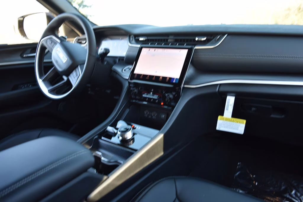 2025 Bright White Clearcoat Jeep Grand Cherokee Limited 4X4 SUV