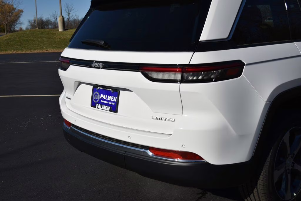 2025 Bright White Clearcoat Jeep Grand Cherokee Limited 4X4 SUV