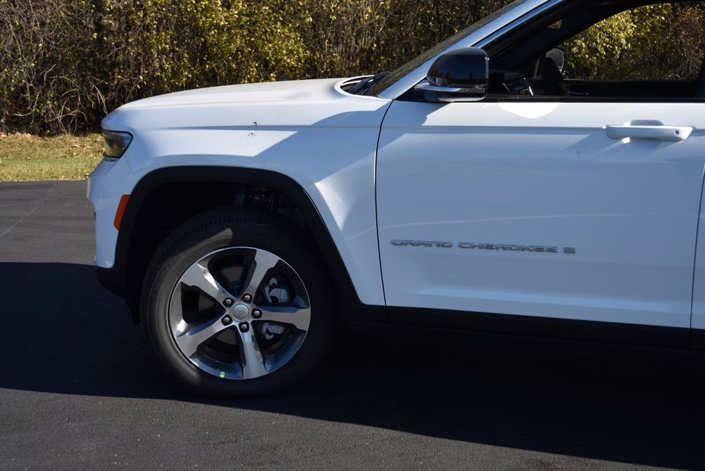 2025 Bright White Clearcoat Jeep Grand Cherokee Limited 4X4 SUV