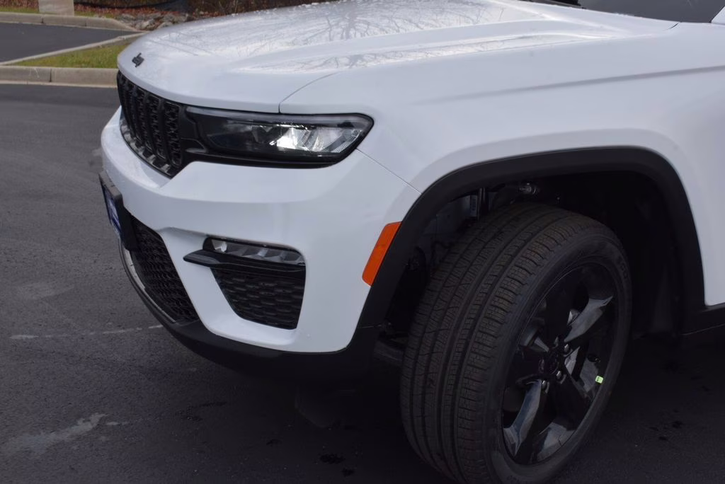 2025 Bright White Clearcoat Jeep Grand Cherokee Limited 4X4 SUV