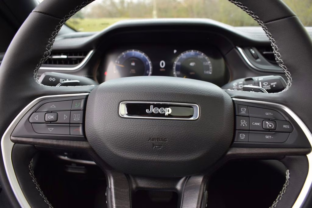 2025 Bright White Clearcoat Jeep Grand Cherokee Limited 4X4 SUV