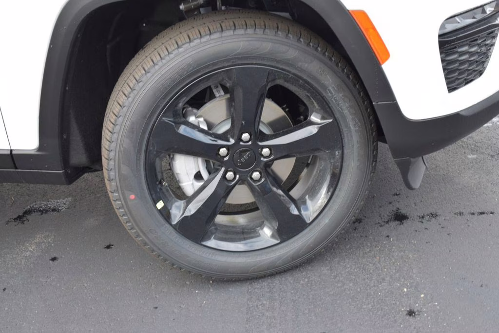 2025 Bright White Clearcoat Jeep Grand Cherokee Limited 4X4 SUV