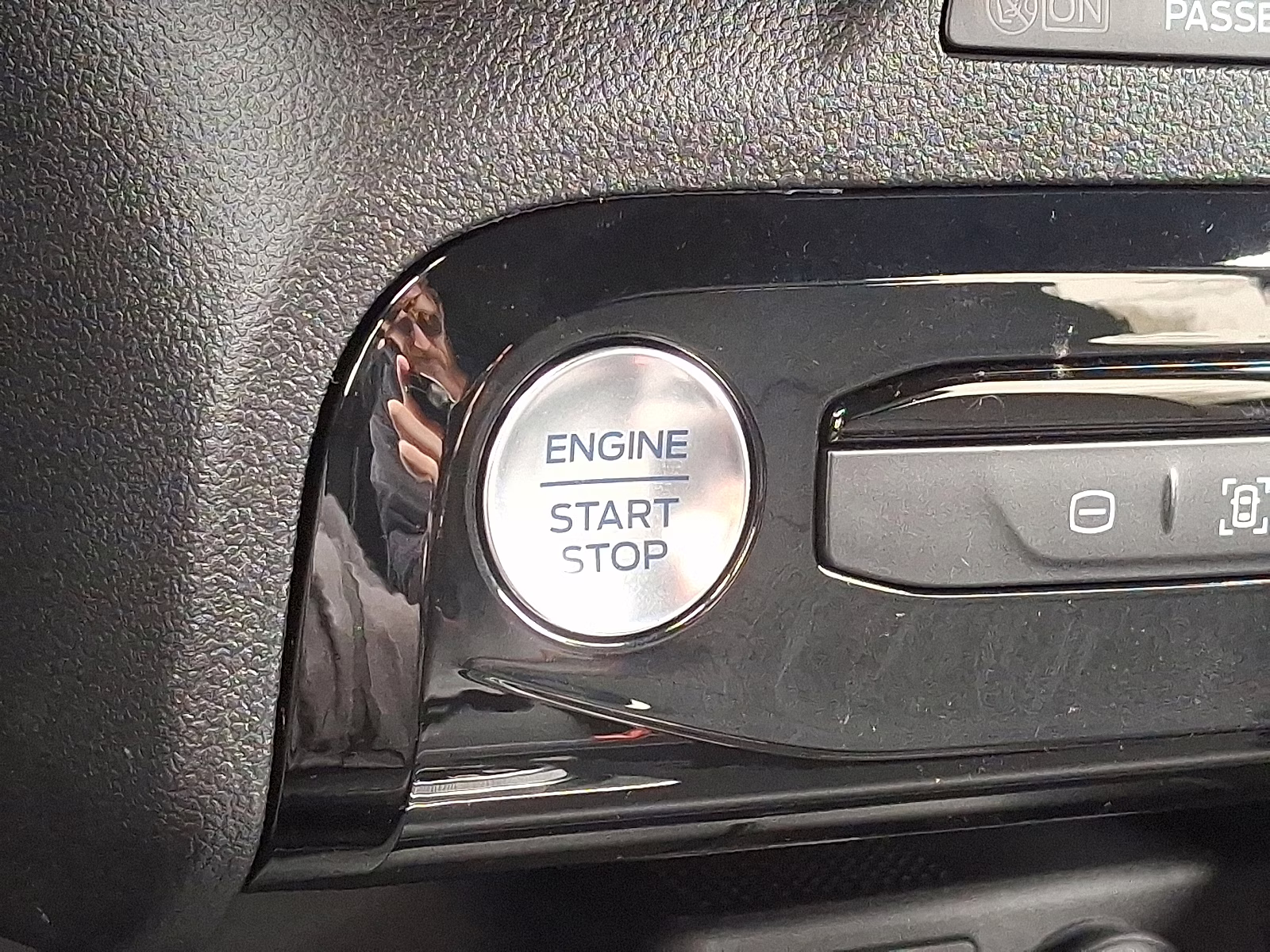 2026 star white metallic tri-coat - AZ Ford Escape Hybrid ST-Line Select AWD