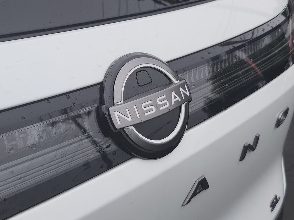 2025 Everest White Pearl Tricoat/Super Black Nissan Murano SL AWD SUV