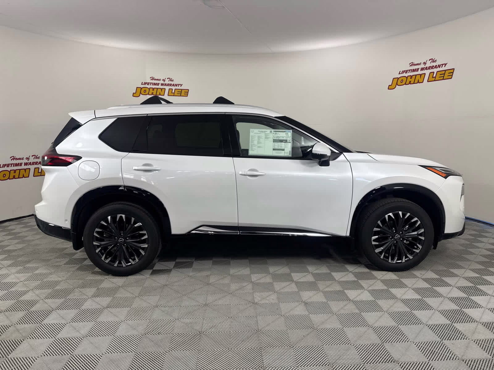 2026 Everest White Pearl Tricoat Nissan Rogue Platinum AWD SUV