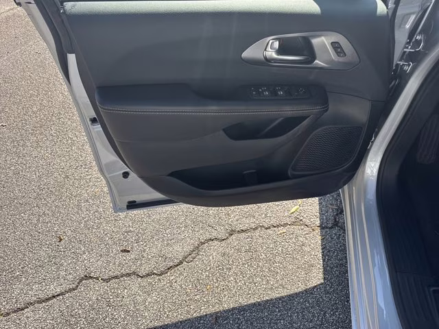 2026 Silver Mist Clearcoat Chrysler Pacifica Select FWD Van