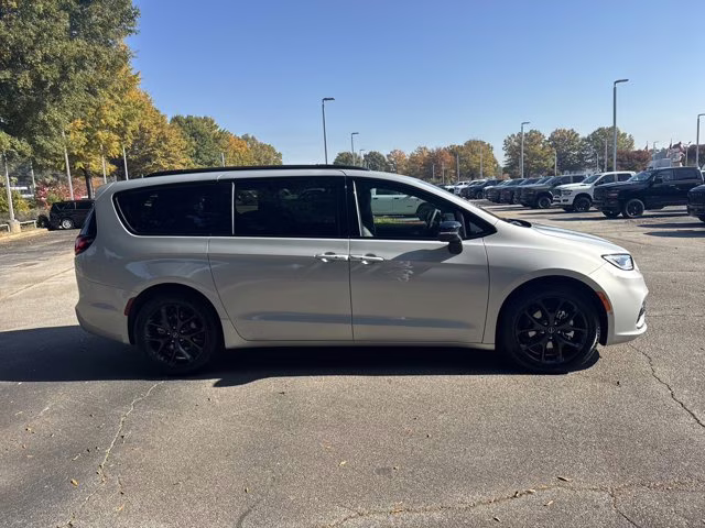 2026 Silver Mist Clearcoat Chrysler Pacifica Select FWD Van