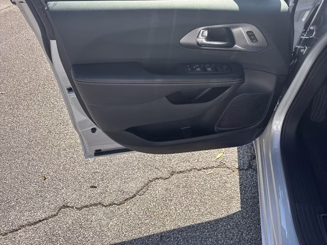 2026 Silver Mist Clearcoat Chrysler Pacifica Select FWD Van