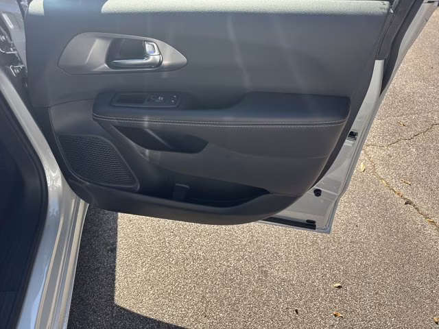 2026 Silver Mist Clearcoat Chrysler Pacifica Select FWD Van