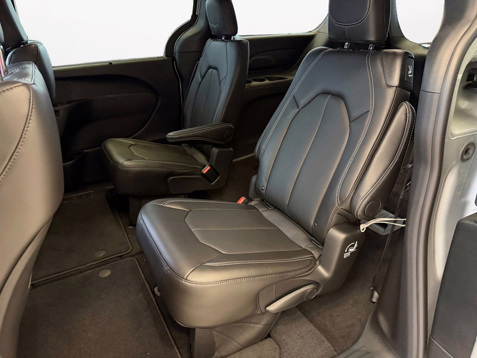 2026 Silver Mist Clearcoat Chrysler Pacifica Select AWD Van