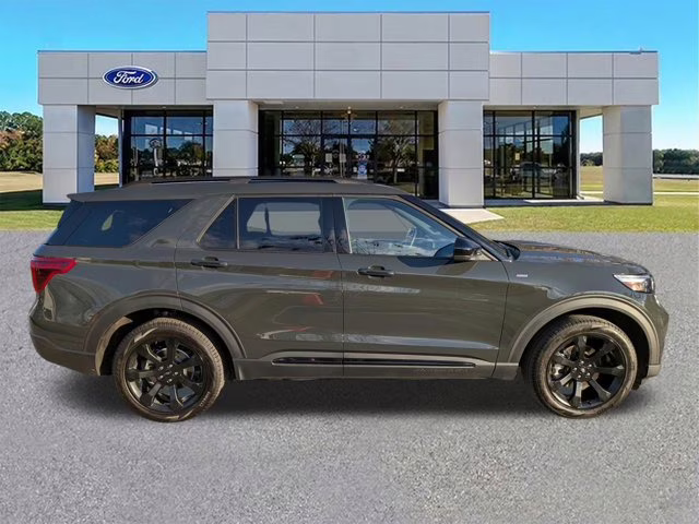 2023 Green Metallic Ford Explorer ST-Line 4X4 SUV