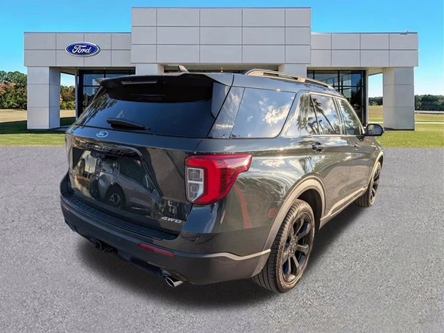2023 Green Metallic Ford Explorer ST-Line 4X4 SUV