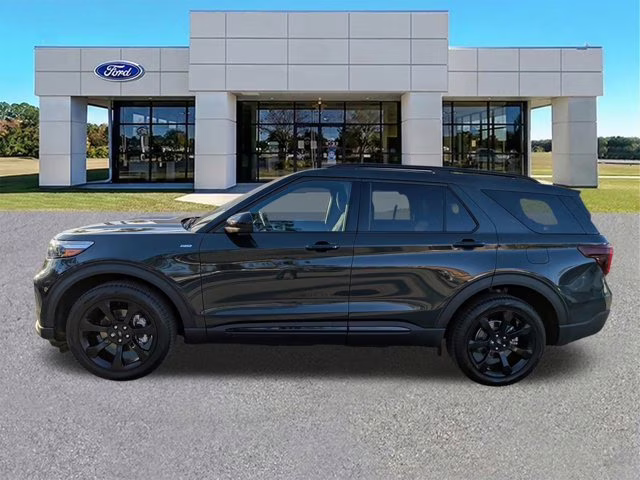 2023 Green Metallic Ford Explorer ST-Line 4X4 SUV