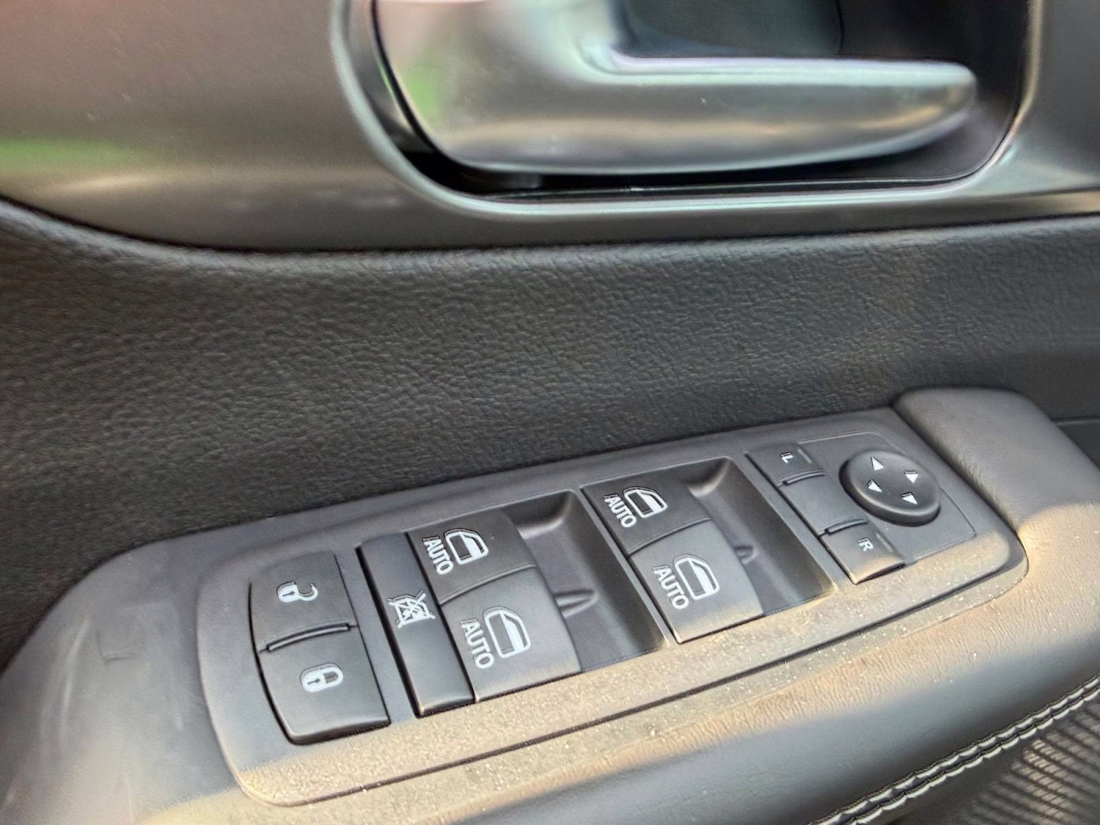 2026 Diamond Black Crystal Pearlcoat Chrysler Pacifica Select AWD Van