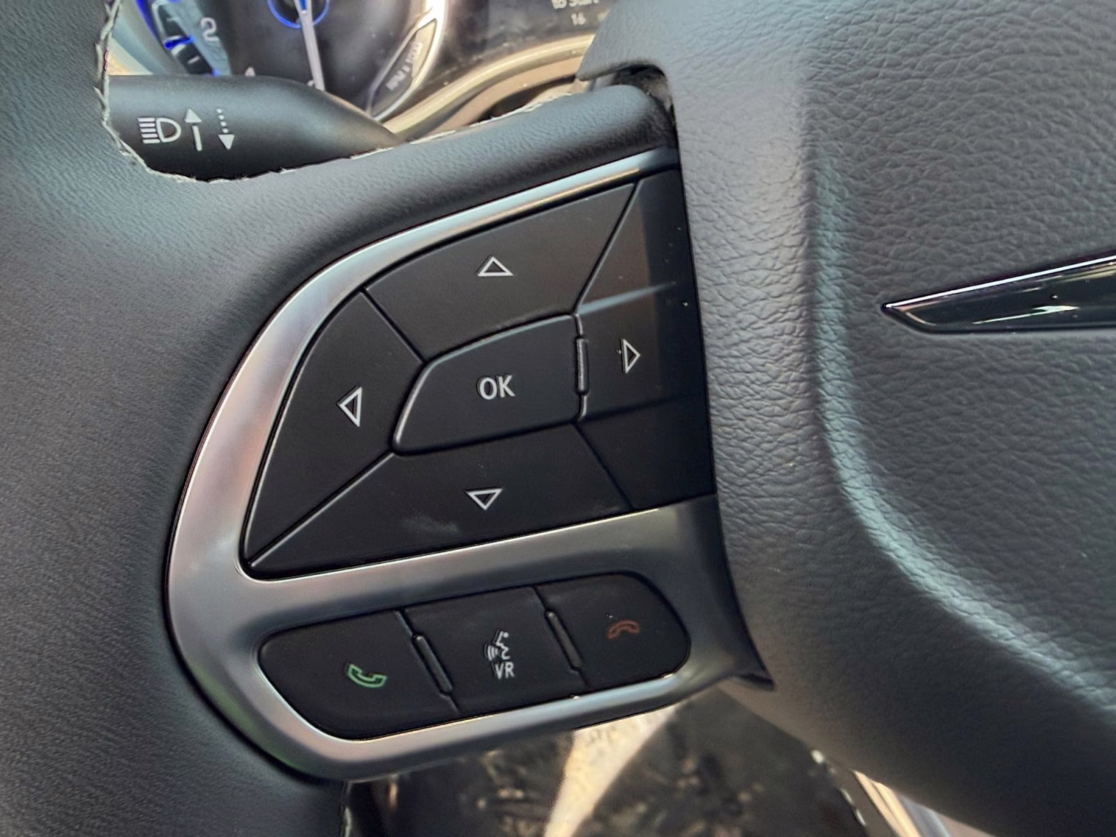 2026 Diamond Black Crystal Pearlcoat Chrysler Pacifica Select AWD Van