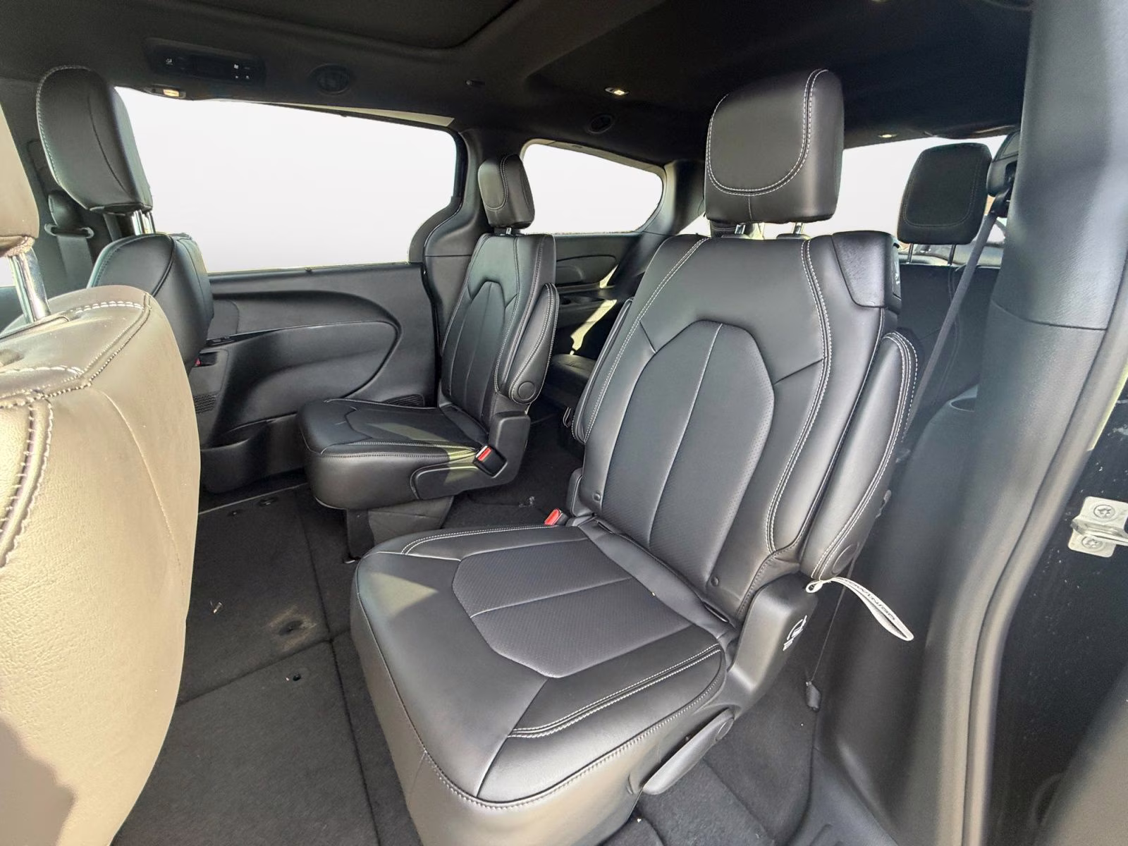 2026 Diamond Black Crystal Pearlcoat Chrysler Pacifica Select AWD Van