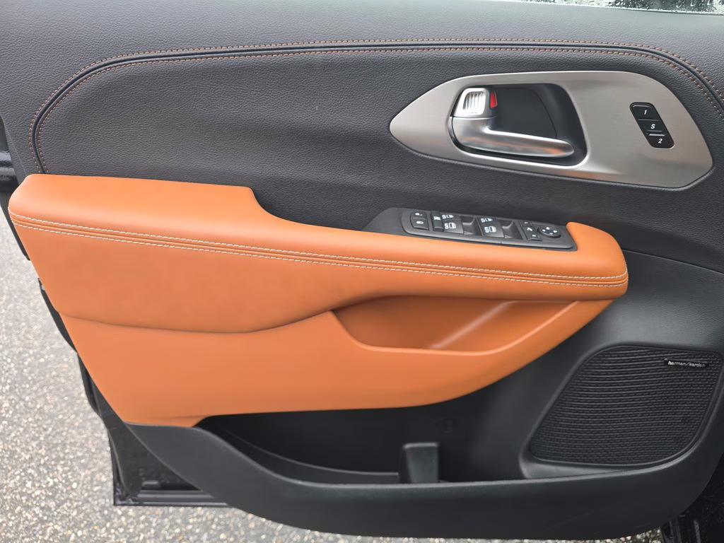 2026 Diamond Black Crystal Pearlcoat Chrysler Pacifica Pinnacle AWD Van