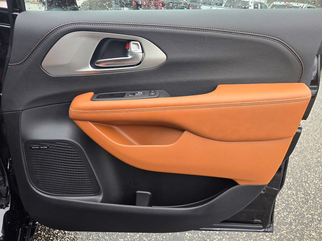 2026 Diamond Black Crystal Pearlcoat Chrysler Pacifica Pinnacle AWD Van