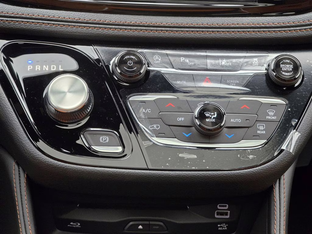 2026 Diamond Black Crystal Pearlcoat Chrysler Pacifica Pinnacle AWD Van