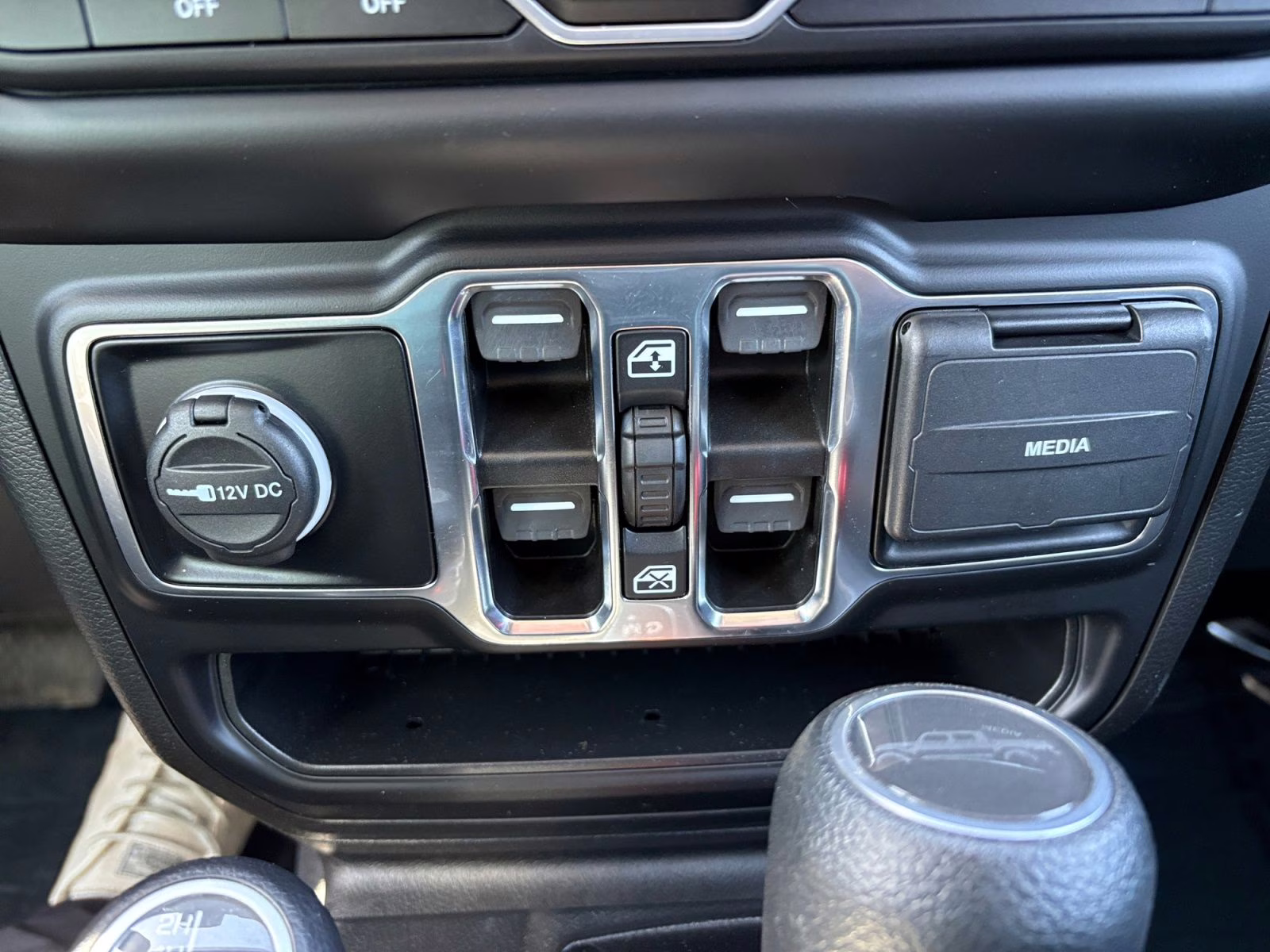 2022 Granite Crystal Metallic Clearcoat Jeep Gladiator Sport 4X4 Truck