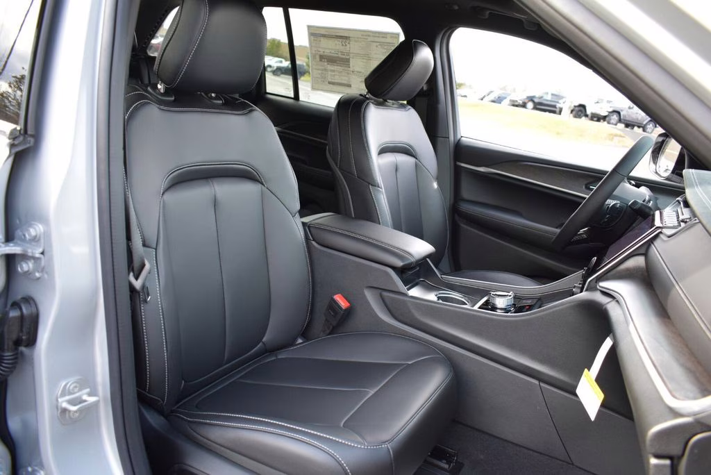 2025 Silver Zynith Jeep Grand Cherokee Limited 4X4 SUV