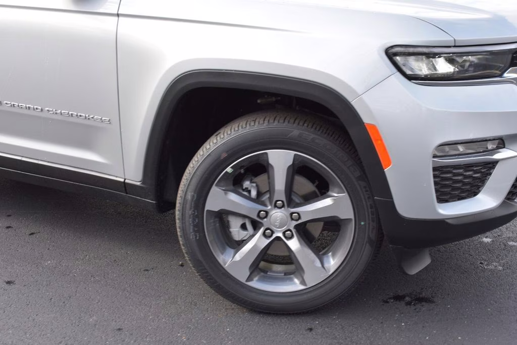 2025 Silver Zynith Jeep Grand Cherokee Limited 4X4 SUV