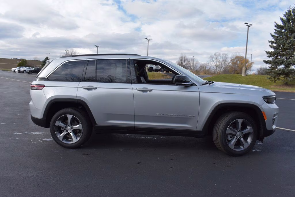 2025 Silver Zynith Jeep Grand Cherokee Limited 4X4 SUV