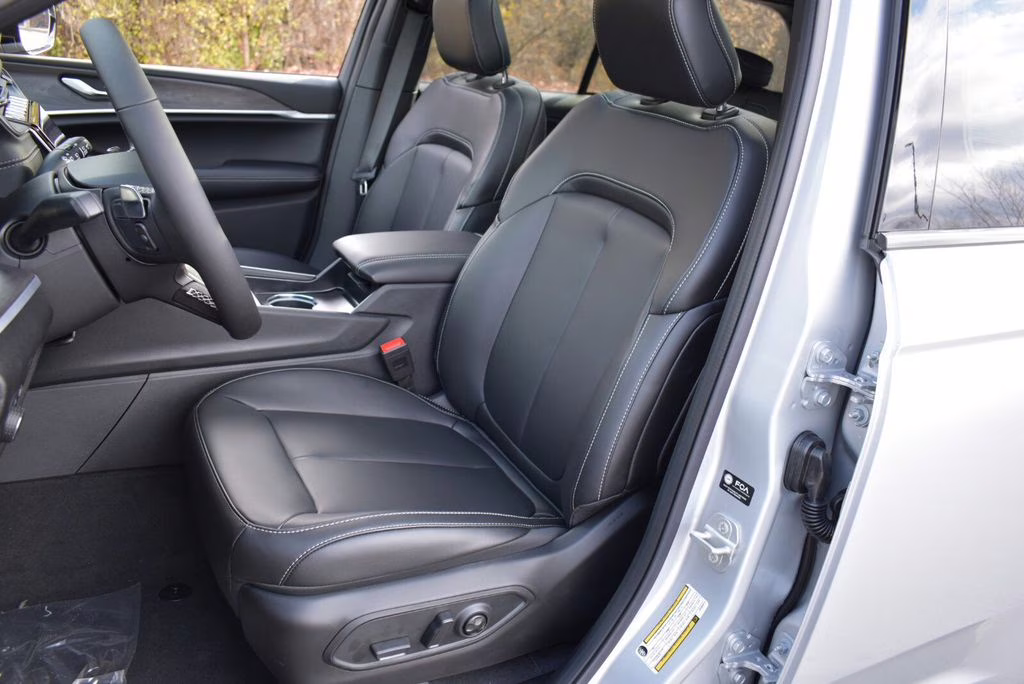 2025 Silver Zynith Jeep Grand Cherokee Limited 4X4 SUV