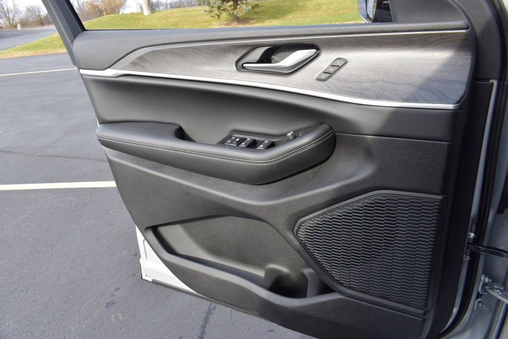 2025 Silver Zynith Jeep Grand Cherokee Limited 4X4 SUV