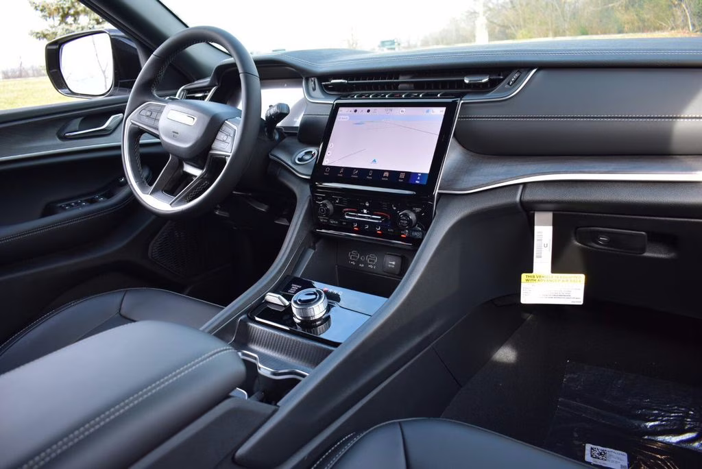 2025 Silver Zynith Jeep Grand Cherokee Limited 4X4 SUV