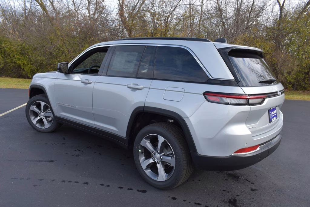 2025 Silver Zynith Jeep Grand Cherokee Limited 4X4 SUV