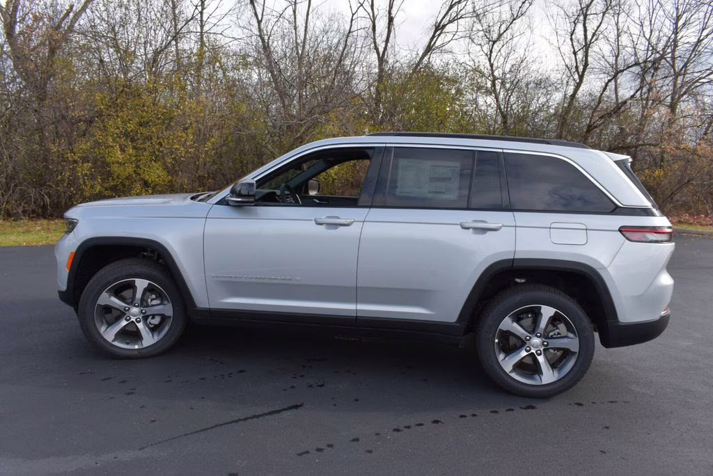 2025 Silver Zynith Jeep Grand Cherokee Limited 4X4 SUV