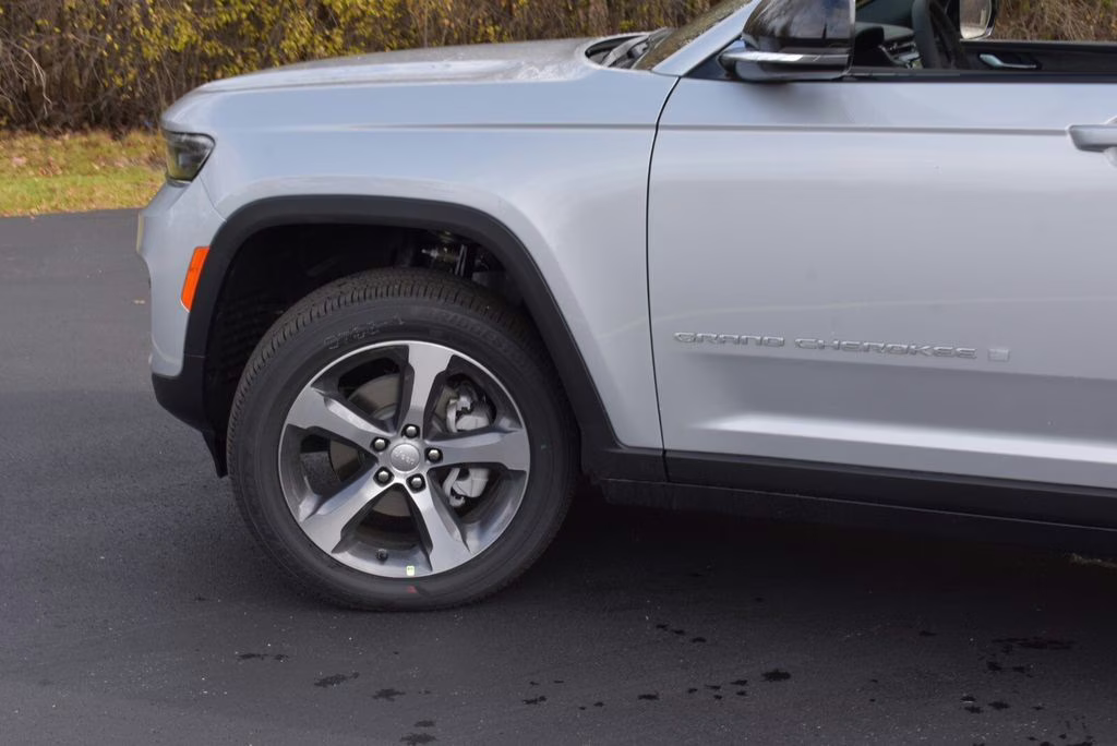 2025 Silver Zynith Jeep Grand Cherokee Limited 4X4 SUV