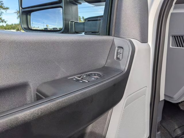 2026 Oxford White Ford Super Duty F-550 DRW XL 4X4 Chassis