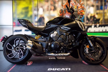 2023 Black Ducati Diavel V4