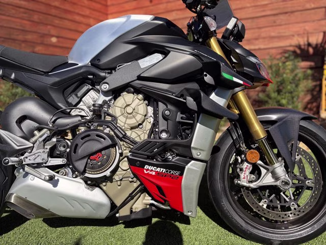 2025 BLACK Ducati Streetfighter V4 SP2