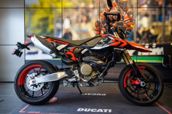 2024 BLACK/RED Ducati Hypermotard 698 Mono RVE