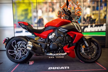 2025 Red Ducati Diavel V4
