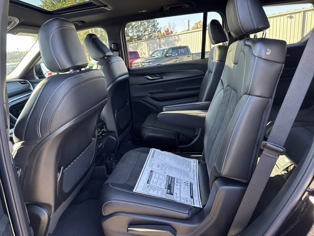 2025 Diamond Black Crystal Pearlcoat Jeep Grand Cherokee L Altitude X RWD SUV