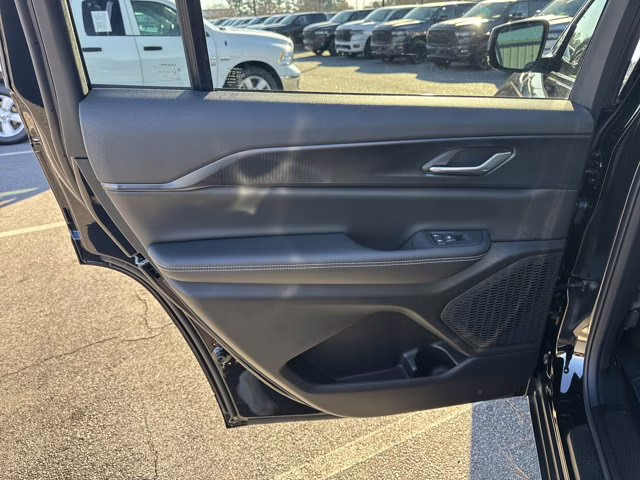 2025 Diamond Black Crystal Pearlcoat Jeep Grand Cherokee L Altitude X RWD SUV