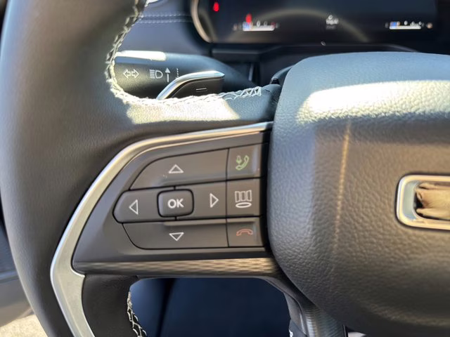 2025 Diamond Black Crystal Pearlcoat Jeep Grand Cherokee L Altitude X RWD SUV