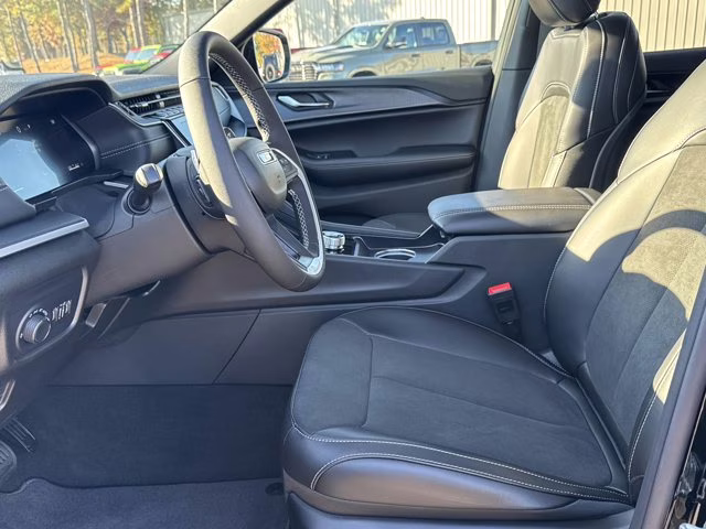 2025 Diamond Black Crystal Pearlcoat Jeep Grand Cherokee L Altitude X RWD SUV