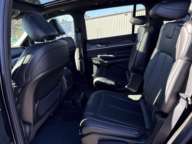 2025 Diamond Black Crystal Pearlcoat Jeep Grand Cherokee L Limited 4X4 SUV
