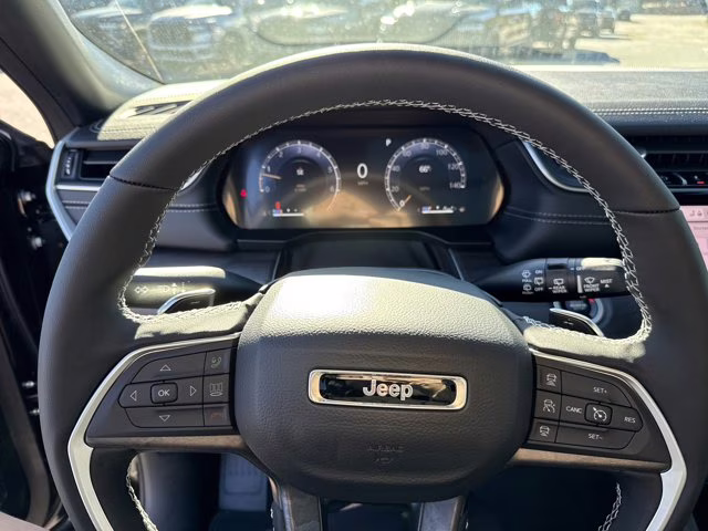 2025 Diamond Black Crystal Pearlcoat Jeep Grand Cherokee L Limited 4X4 SUV