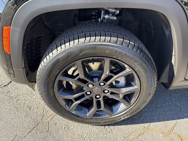 2025 Diamond Black Crystal Pearlcoat Jeep Grand Cherokee L Limited 4X4 SUV