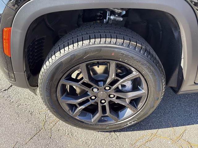 2025 Diamond Black Crystal Pearlcoat Jeep Grand Cherokee L Limited 4X4 SUV
