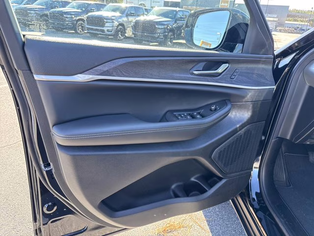 2025 Diamond Black Crystal Pearlcoat Jeep Grand Cherokee L Limited 4X4 SUV