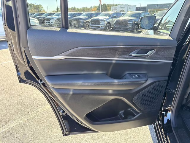 2025 Diamond Black Crystal Pearlcoat Jeep Grand Cherokee L Limited 4X4 SUV