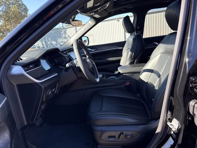 2025 Diamond Black Crystal Pearlcoat Jeep Grand Cherokee L Limited 4X4 SUV