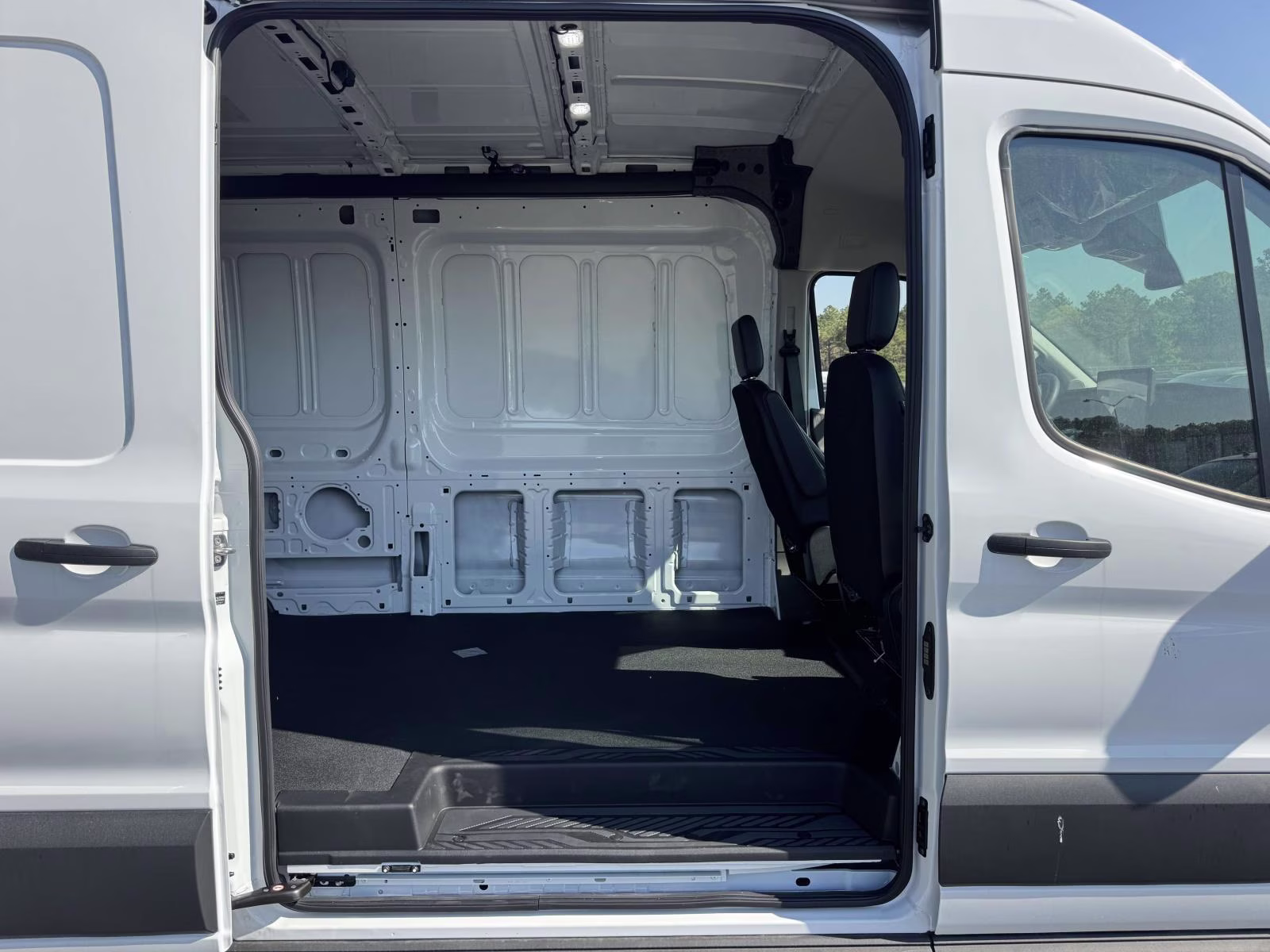 2026 Oxford White Ford Transit Cargo Van T-250 148 Med Rf 9150 GVWR RWD RWD Van